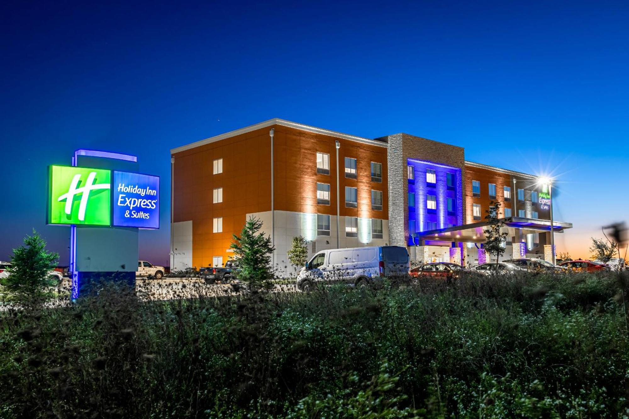 Holiday Inn Express & Suites - Rantoul By Ihg Exterior photo